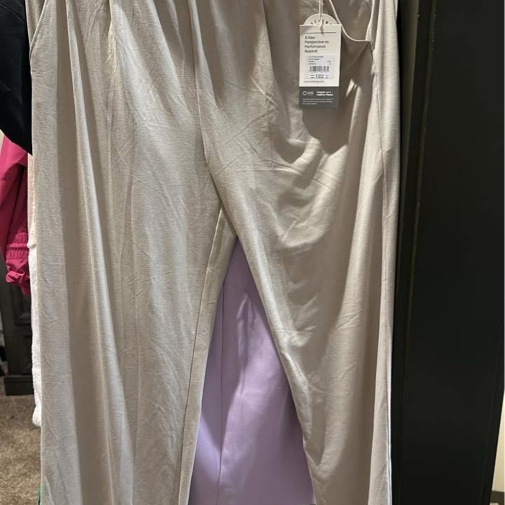 Love these VUORI Pants Size Medium NWT